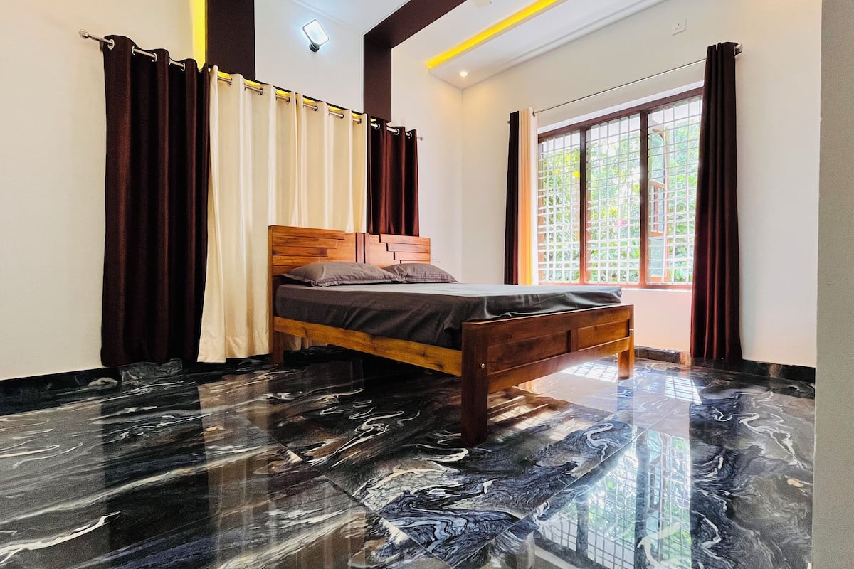 Standard Room | Laptop workspace, free WiFi