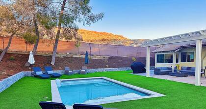 Beautiful Family Friendly Canyon Home with Pool & BBQ, 14 mi to Six Flags