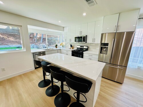 Beautiful Family Friendly Canyon Home with Pool & BBQ, 14 mi to Six Flags