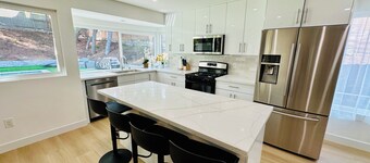 Beautiful Family Friendly Canyon Home with Pool & BBQ, 14 mi to Six Flags