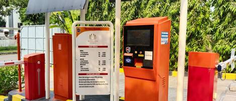 Un quiosco para pagar el estacionamiento, con un cartel que indica las tarifas.