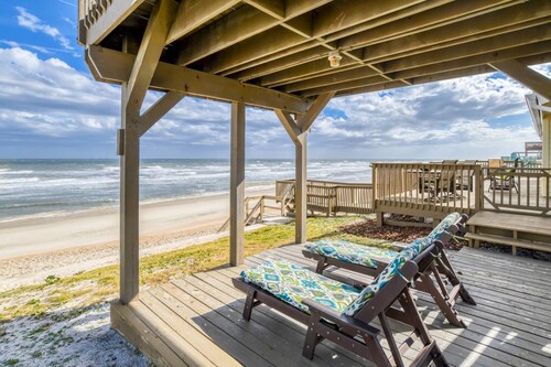 Almost Heaven! Large Beachfront Home, Incredible Views, 2 Level Deck, Fire Pit, $300 in Free Tickets