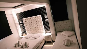 Family Room | Laptop workspace, free WiFi