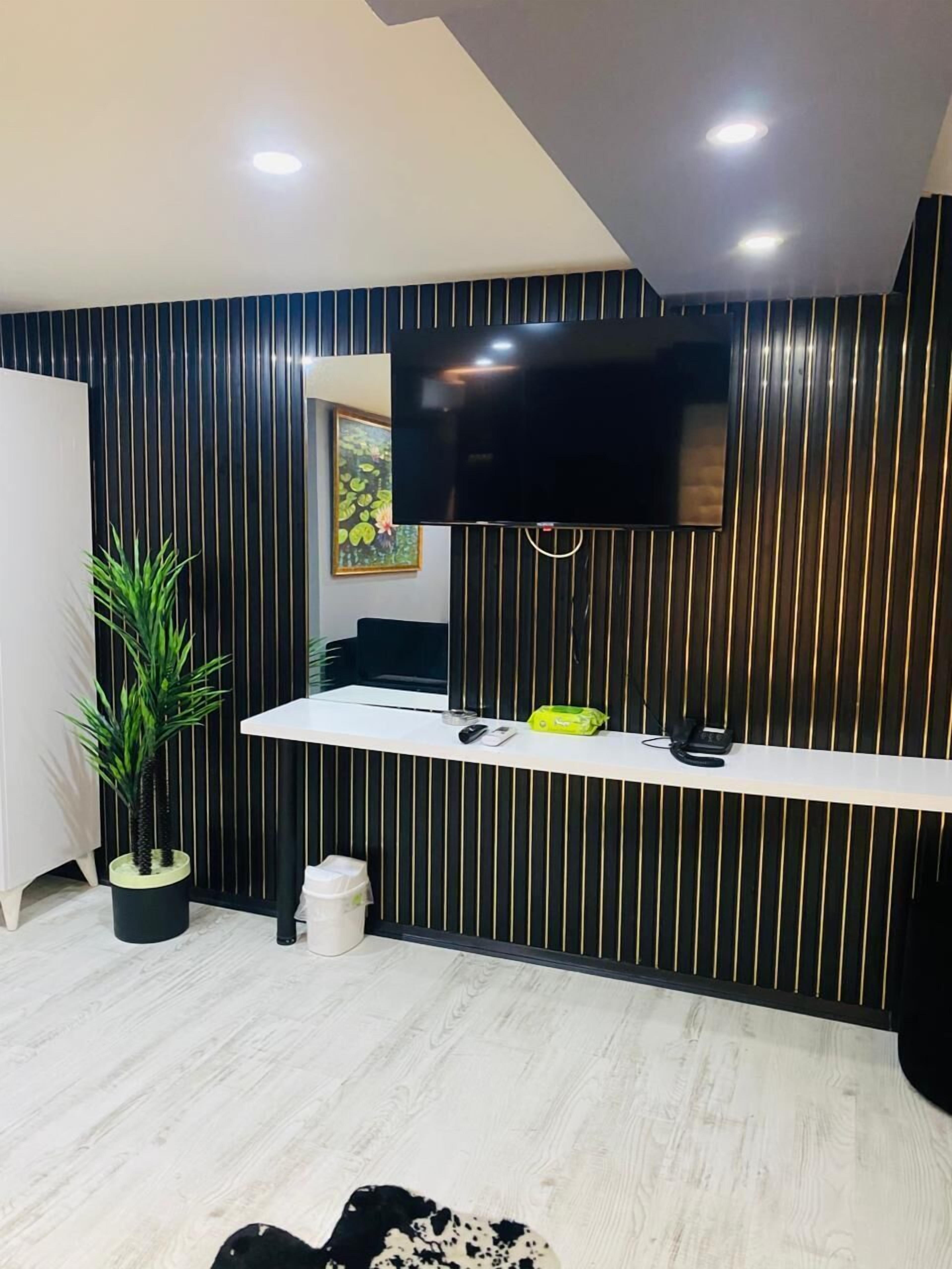 Luxury Studio Suite | Laptop workspace, free WiFi