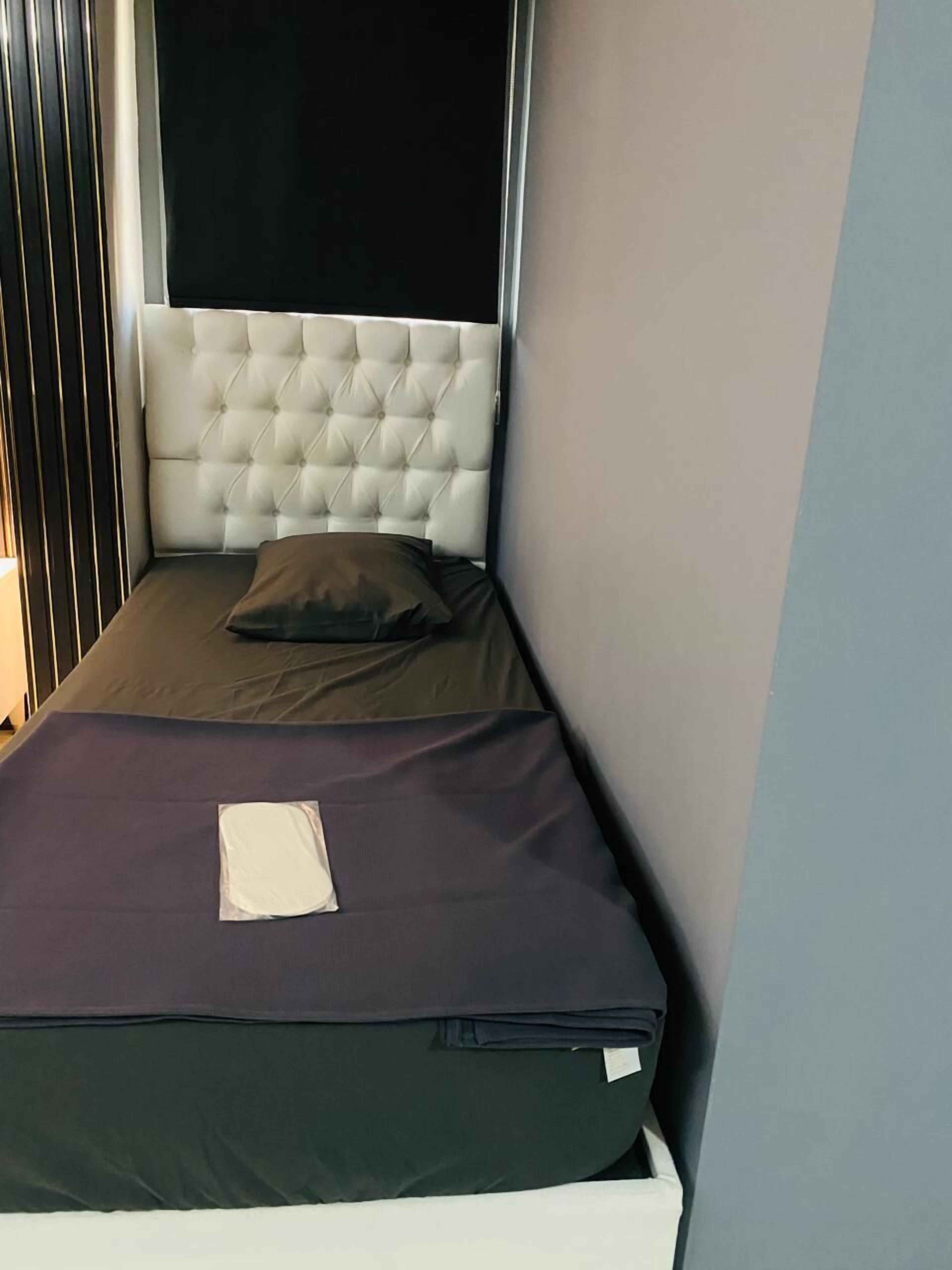 Skrivebord for bærbar PC og wi-fi (inkludert)