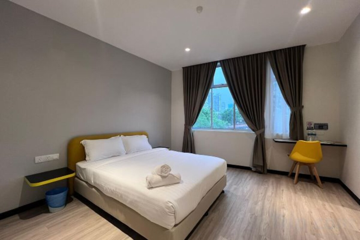 DELUXE QUEEN ROOM WITH WINDOW