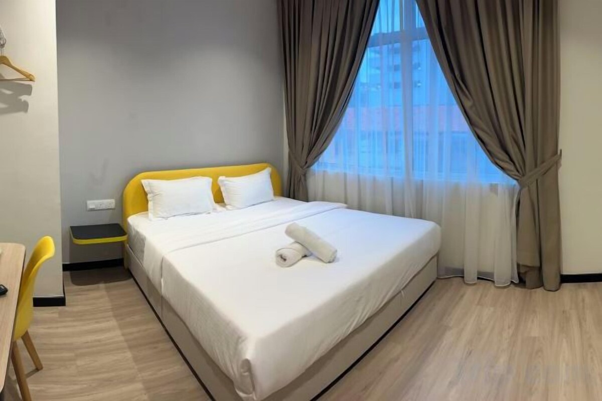 DELUXE KING ROOM WITH WINDOW