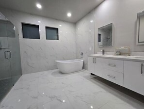Dusche, Haartrockner, Handtücher, Seife