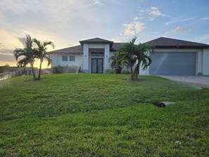Exterior - Radiant Luxury Retreat: Serene Outdoor Space! (Cape Coral)