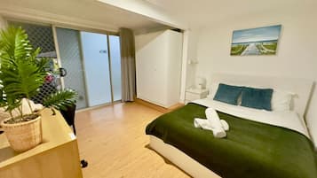 1 bedroom, desk, WiFi