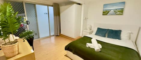 1 室のベッドルーム、デスク、WiFi