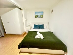 1 bedroom, desk, WiFi