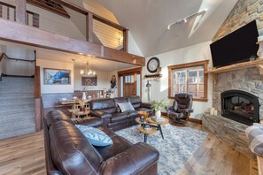 スマートテレビ、暖炉、書斎 / ワークスペース