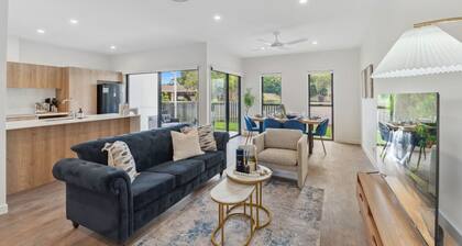 BrandNew Modern 4BR House w/Parking/Yard/Mall/Park