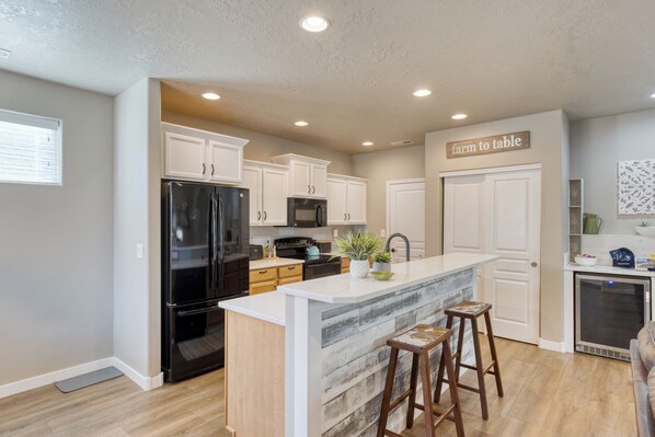 冷蔵庫、電子レンジ、オーブン、コンロ