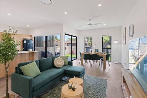CityOasis BrandNew 4BR w/Parking & Steps to Shops