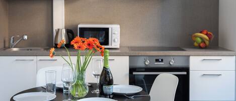 Apartamento conforto, vista para a cidade | Cozinha privada | Geladeira grande, micro-ondas, fogão, cooktop