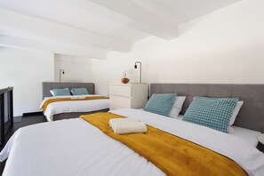 1 slaapkamer, geluiddichte muren, een strijkplank/strijkijzer