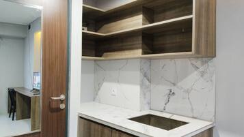 Studiolejlighed | Skrivebord, sengetøj