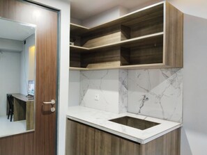 Studio | Meja, cadar katil 