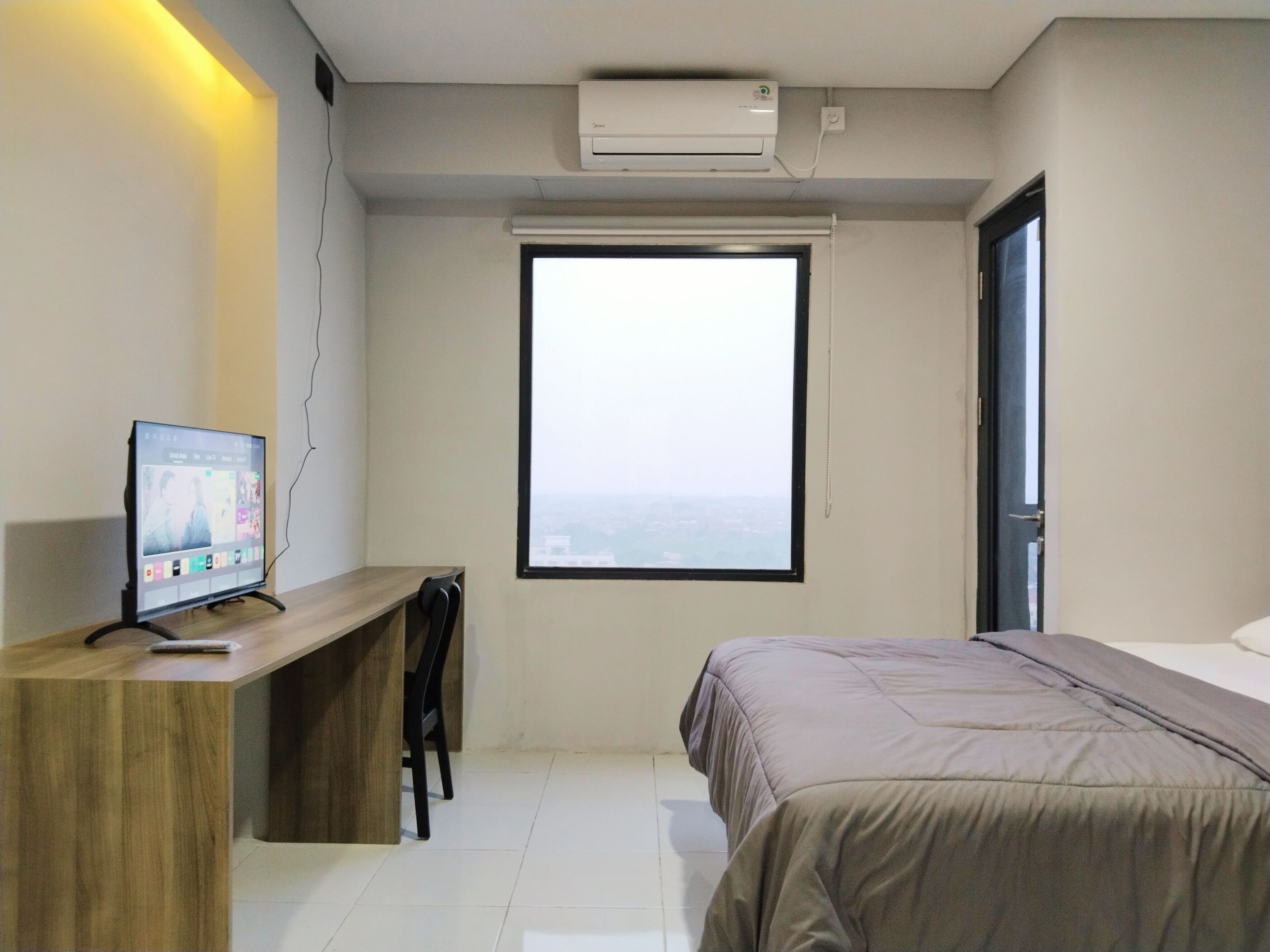 Studio | Meja kerja dan seprai linen