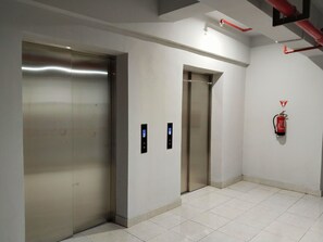 Elevator - Amerta Room Apartment Riverdale (Cikarang)