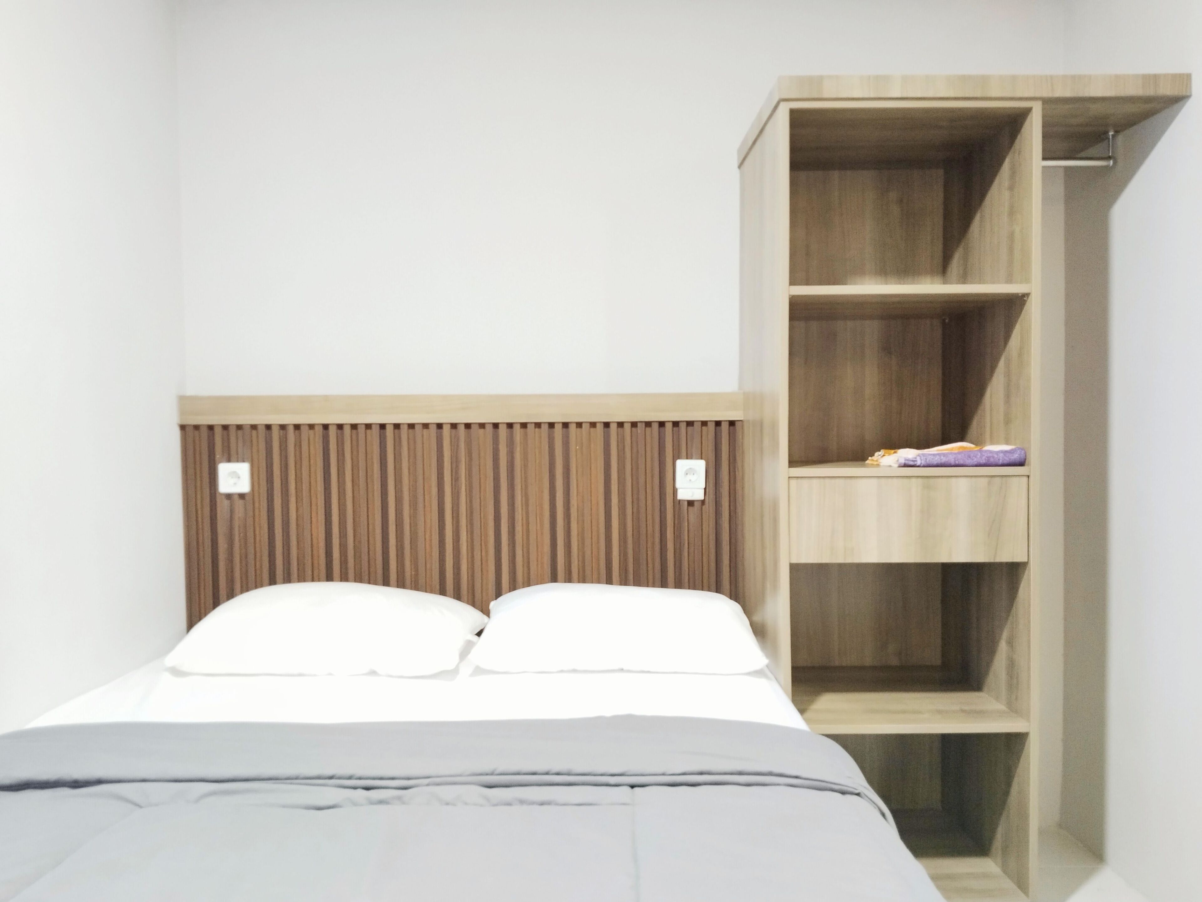 スタジオ | デスク、ベッドシーツ