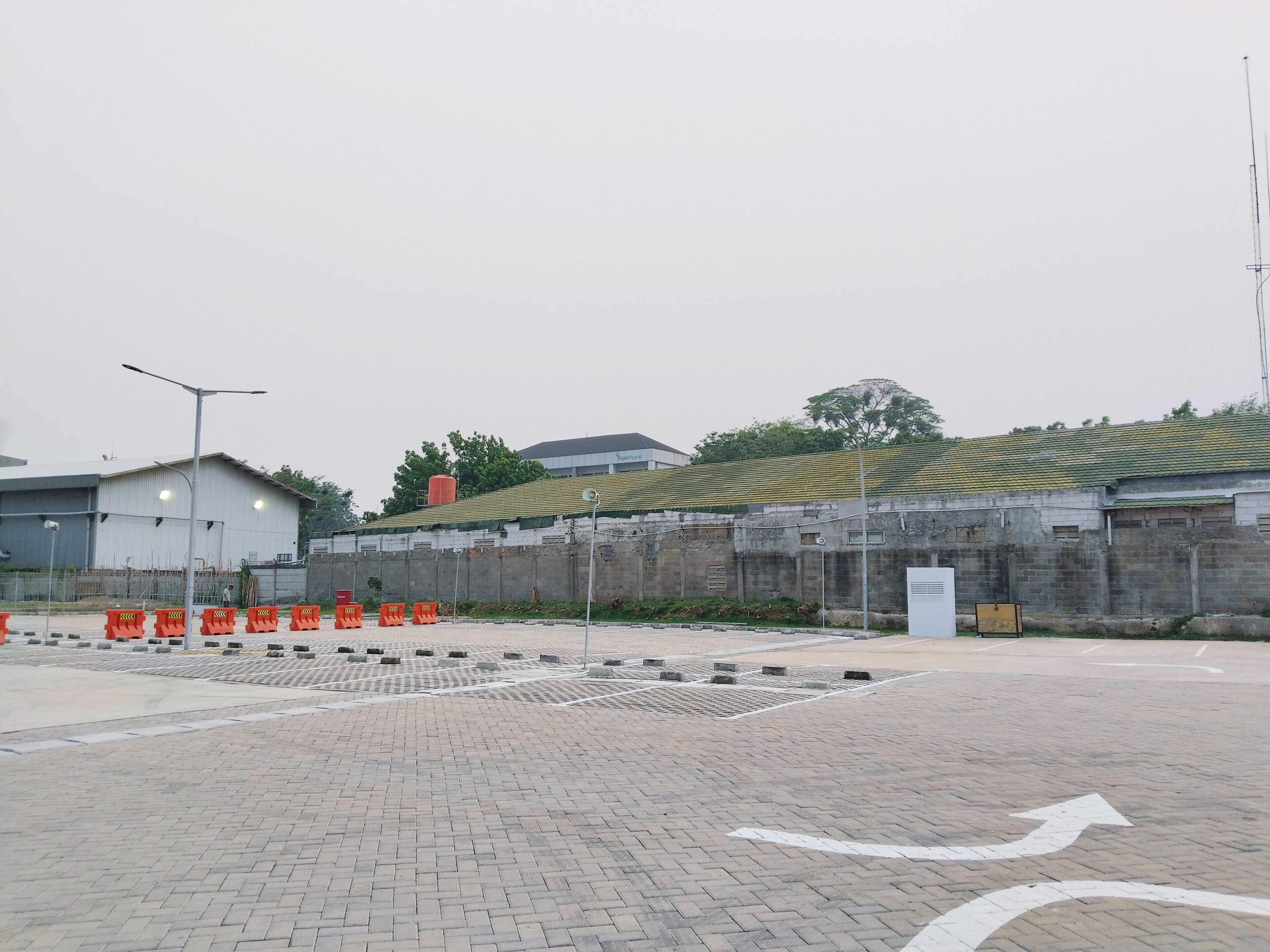 Parkir mandiri seharga IDR 50000 per hari