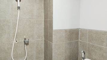 Monolocale | Bagno | Doccia, soffione a pioggia, asciugamani