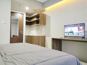 Studio | Desk, bed sheets