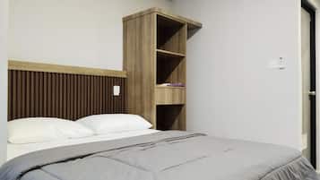 Studio | Meja kerja dan seprai linen