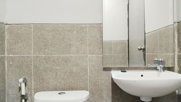 Monolocale | Bagno | Doccia, soffione a pioggia, asciugamani