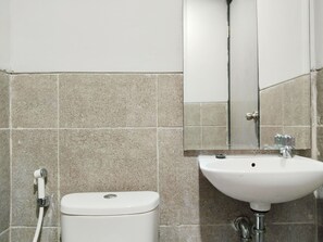 Monolocale | Bagno | Doccia, soffione a pioggia, asciugamani
