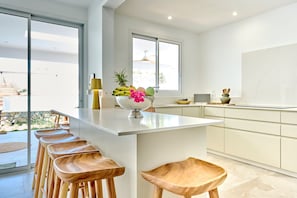 Kylskåp, mikrovågsugn, ugn och spishäll