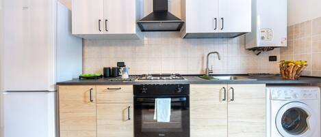 Réfrigérateur, four, plaque de cuisson, grille-pain