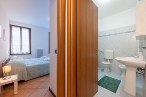 Ducha, secador de pelo, bidé y toallas