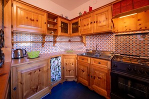 Réfrigérateur, un four, surface de cuisson, bouilloire électrique