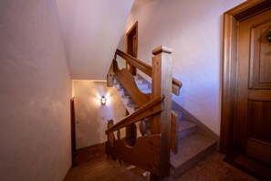 Interior - GuestHost - Charming 40 sqm flat, for 4 people (2 adults and 2 children), located on the 1st floor of a typical local building (NO lift). The property is located in a strategic and quiet area of ​​Cortina, just a 10-minute walk from the central Corso (Cortina d'Ampezzo)