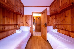1 bedroom, iron/ironing board, WiFi, bed sheets - GuestHost - Charming 40 sqm flat, for 4 people (2 adults and 2 children), located on the 1st floor of a typical local building (NO lift). The property is located in a strategic and quiet area of ​​Cortina, just a 10-minute walk from the central Corso (Cortina d'Ampezzo)