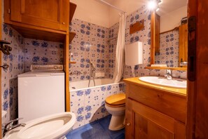 Haartrockner, Bidet, Handtücher, Toilettenpapier