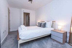 2 habitaciones y tabla de planchar con plancha 
