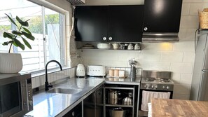 冷蔵庫、電子レンジ、オーブン、コンロ