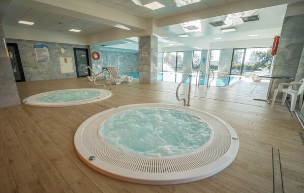 Indoor pool, sun loungers - Hotel i Apartamenty Gorzelanny (Dzwirzyno)