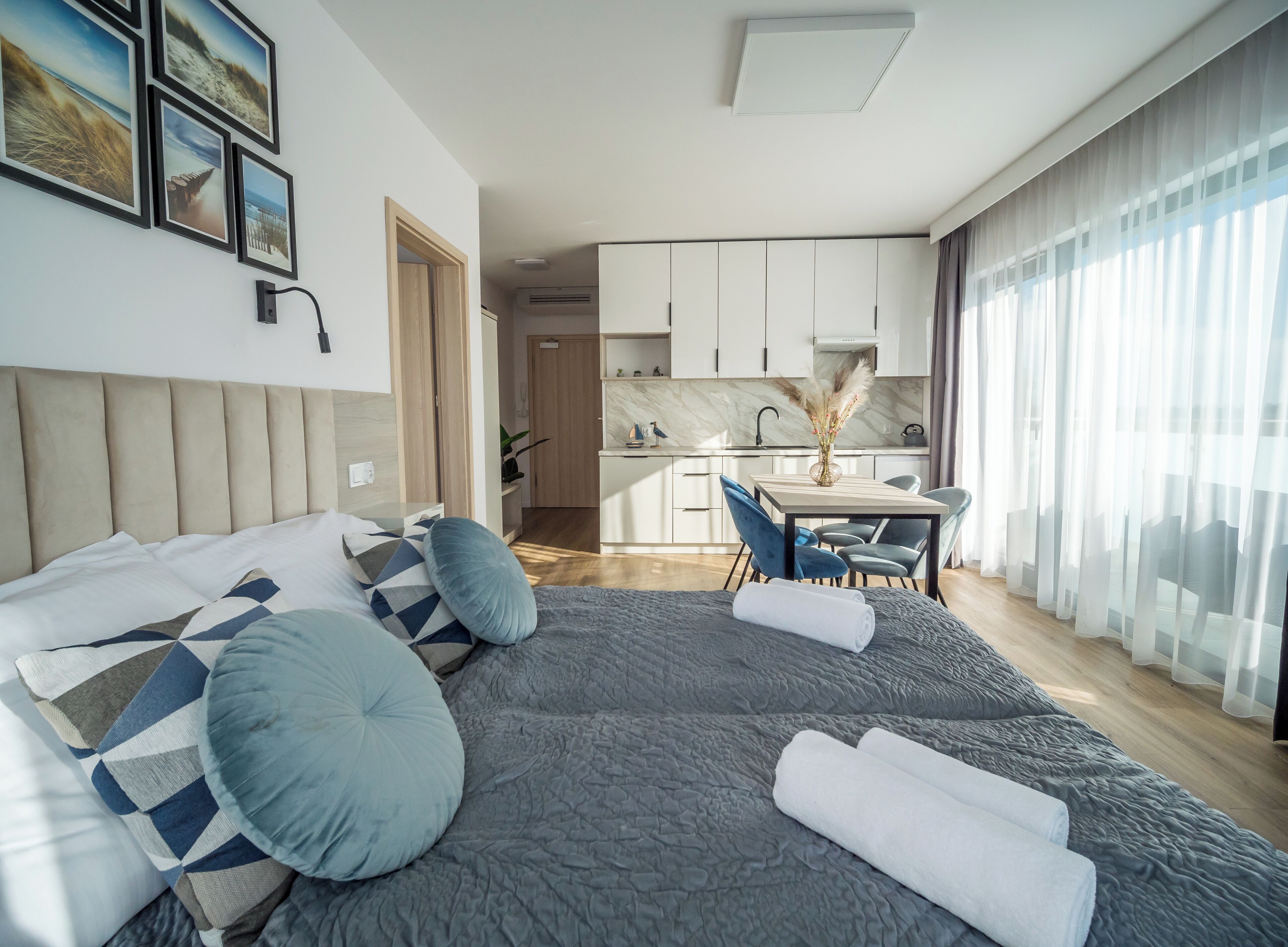 Departamento familiar | Espacio para trabajar con laptop, cortinas blackout y insonorización 