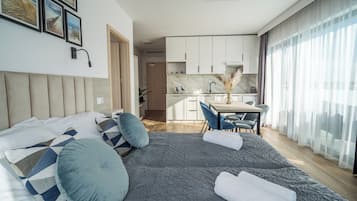 Departamento familiar | Espacio para trabajar con laptop, cortinas blackout y insonorización