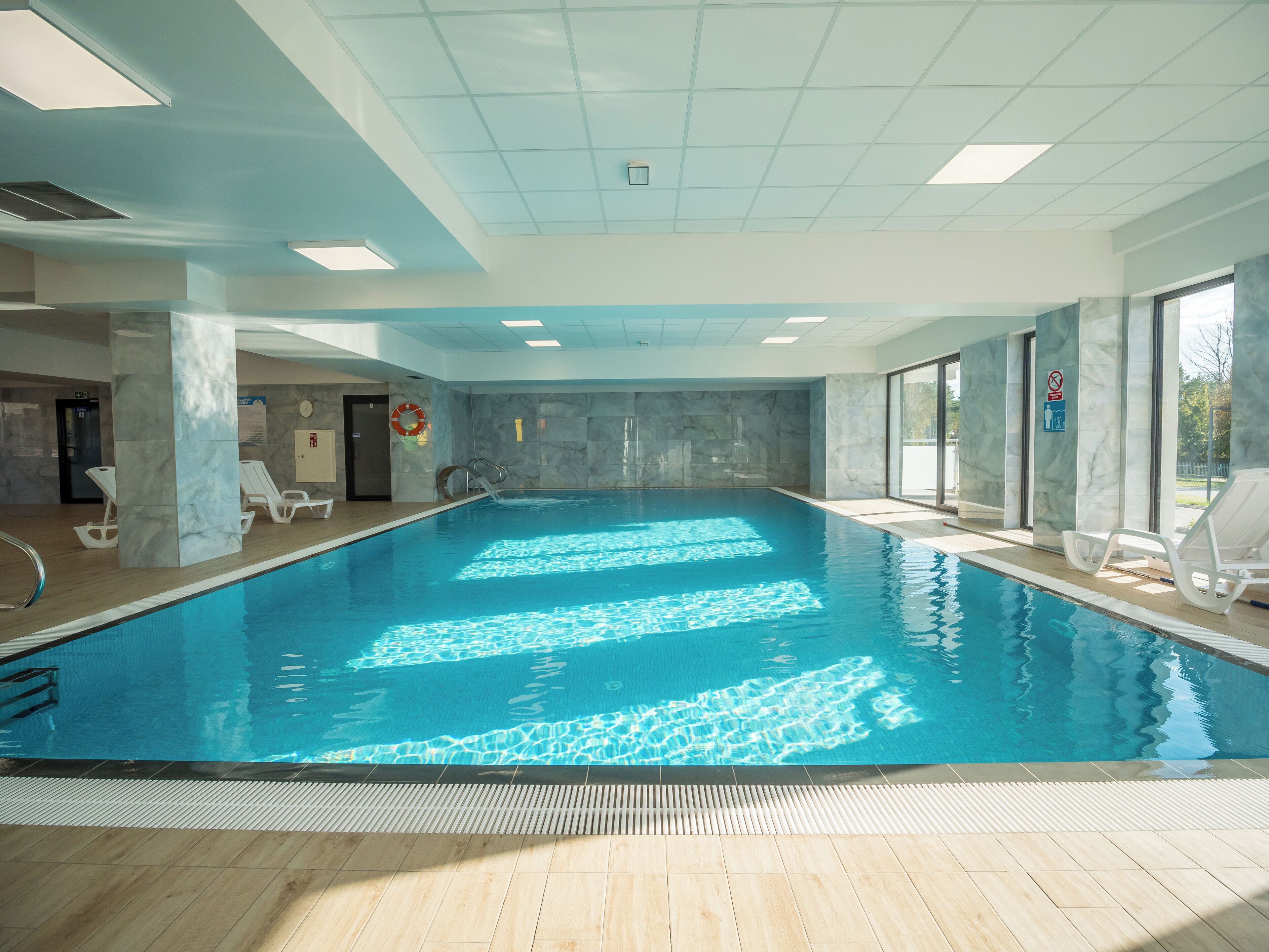 สระว่ายน้ำในร่ม, เก้าอี้อาบแดดริมสระ