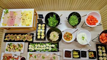 Diversos alimentos e pratos dispostos sobre uma mesa.