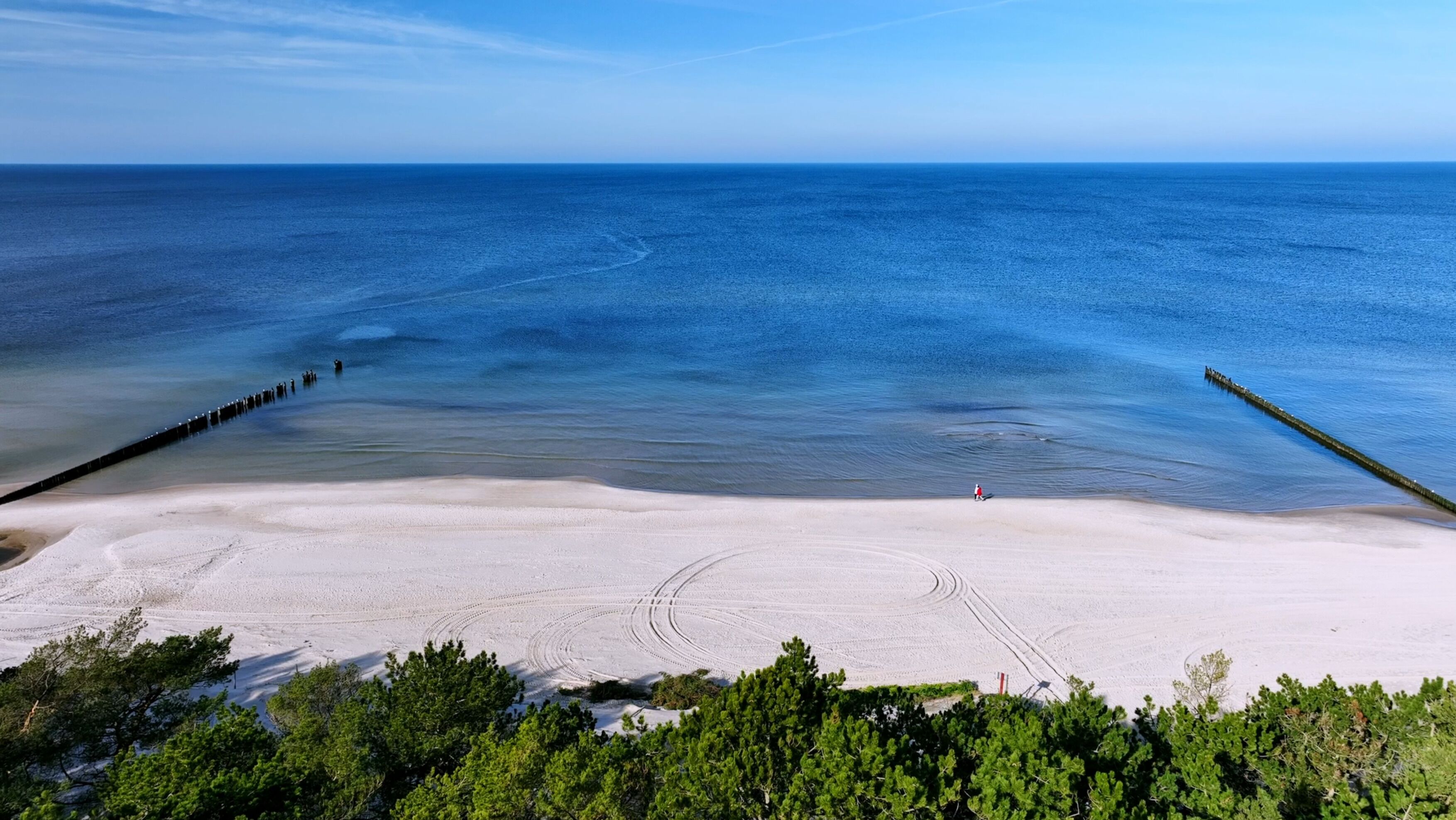 鄰近海灘、白沙、風浪板、帆船