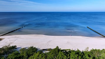 In Strandnähe, weißer Sandstrand, Windsurfen, Segeln