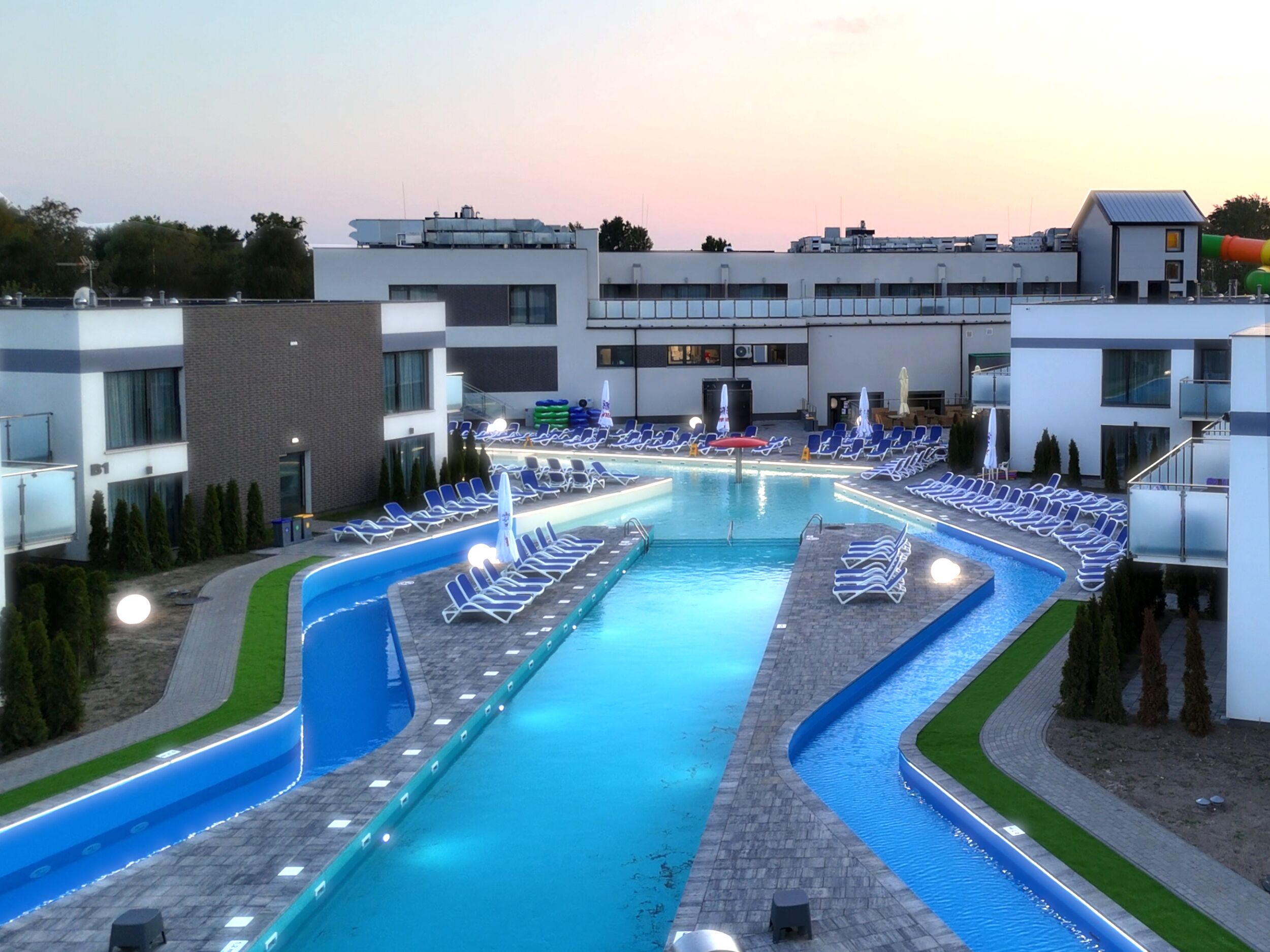 Una piscina cubierta (de 10:00 a 21:00), cabañas de piscina gratuitas